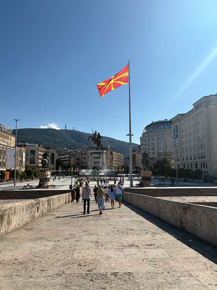 Qué ver en Skopje: ruta, mapa e imprescindibles en la capital más surrealista de Europa 12 Plaza Macedonia en Skopje y Monte Vodno de fondo, qué ver en skopje, qué ver en macedonia del norte, qué ver en skopje macedonia del norte, que ver en skopje en 1 dia, que ver en skopje y alrededores, cañon matka skopje como llegar, antiguo bazar de skopje macedonia, plaza macedonia estatua alejandro magno, fortaleza de kale skopje entradas, casa memorial madre teresa skopje, donde comer en skopje tradicional, donde alojarse en skopje zonas, como moverse por skopje macedonia, cruz del milenio monte vodno skopje, excursion de skopje a ohrid, skopje 2014 proyecto arquitectura, es seguro viajar a skopje, cómo ir de Skopje a Ohrid, qué ver en Macedonia del Norte,