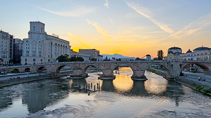 Qué ver en Skopje: ruta, mapa e imprescindibles en la capital más surrealista de Europa 6 Puente de Piedra o Kameni Most en Skopje, qué ver en skopje, qué ver en macedonia del norte, qué ver en skopje macedonia del norte, que ver en skopje en 1 dia, que ver en skopje y alrededores, cañon matka skopje como llegar, antiguo bazar de skopje macedonia, plaza macedonia estatua alejandro magno, fortaleza de kale skopje entradas, casa memorial madre teresa skopje, donde comer en skopje tradicional, donde alojarse en skopje zonas, como moverse por skopje macedonia, cruz del milenio monte vodno skopje, excursion de skopje a ohrid, skopje 2014 proyecto arquitectura, es seguro viajar a skopje, cómo ir de Skopje a Ohrid, qué ver en Macedonia del Norte,
