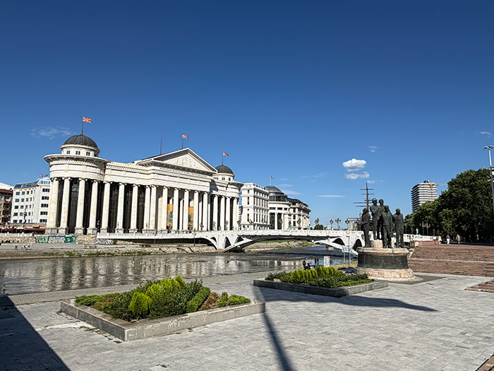 Qué ver en Skopje: ruta, mapa e imprescindibles en la capital más surrealista de Europa 4 Qué ver en Skopje, Puente de las Civilizaciones y Museo Arqueológico de Skopje, qué ver en skopje, qué ver en macedonia del norte, qué ver en skopje macedonia del norte, que ver en skopje en 1 dia, que ver en skopje y alrededores, cañon matka skopje como llegar, antiguo bazar de skopje macedonia, plaza macedonia estatua alejandro magno, fortaleza de kale skopje entradas, casa memorial madre teresa skopje, donde comer en skopje tradicional, donde alojarse en skopje zonas, como moverse por skopje macedonia, cruz del milenio monte vodno skopje, excursion de skopje a ohrid, skopje 2014 proyecto arquitectura, es seguro viajar a skopje, cómo ir de Skopje a Ohrid,