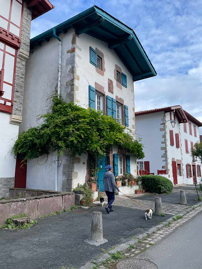 Qué ver en Ainhoa: guía del pueblo bastida del País Vasco francés 5 qué ver en Ainhoa, qué ver en Ainhoa en un día, Ainhoa país vasco francés qué ver, iglesia de Ainhoa historia, estelas discoidales Ainhoa, capilla de nuestra señora de la espina Ainhoa, lavadero de Ainhoa alhaxurrutia, donde comer en Ainhoa, donde alojarse en Ainhoa, como llegar a Ainhoa desde San Sebastián, valle de xareta que ver, senderismo en ainhoa monte atsulai, Ainhoa les plus beaux villages de france, aparcar en Ainhoa, ruta por los pueblos del pais vasco francés