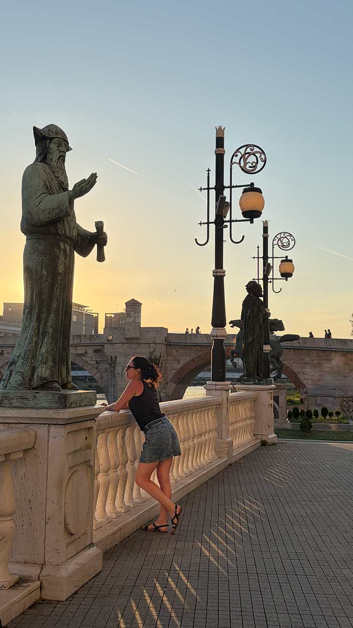 Qué ver en Skopje: ruta, mapa e imprescindibles en la capital más surrealista de Europa 3 Puentes y estatuas en Skopje, Macedonia del Norte