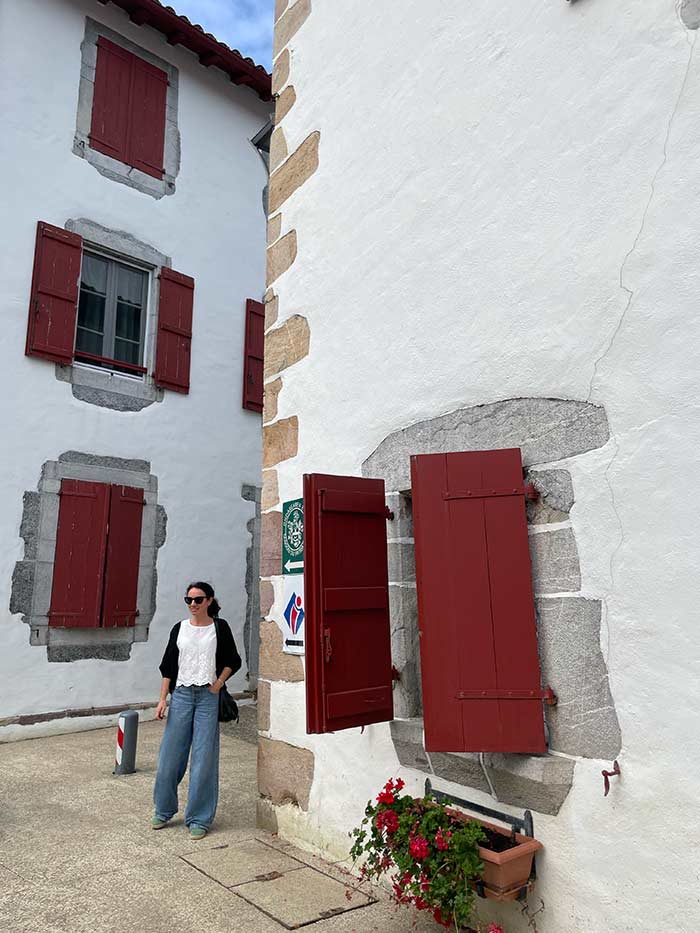 Qué ver en Ainhoa: guía del pueblo bastida del País Vasco francés 13 Arquitectura tradicional vasco-francés, qué ver en Ainhoa, arquitectura tradicional en Ainhoa, qué ver en Ainhoa en un día, Ainhoa país vasco francés qué ver, iglesia de Ainhoa historia, estelas discoidales Ainhoa, capilla de nuestra señora de la espina Ainhoa, lavadero de Ainhoa alhaxurrutia, donde comer en Ainhoa, donde alojarse en Ainhoa, como llegar a Ainhoa desde San Sebastián, valle de xareta que ver, senderismo en ainhoa monte atsulai, Ainhoa les plus beaux villages de france, aparcar en Ainhoa, ruta por los pueblos del pais vasco francés