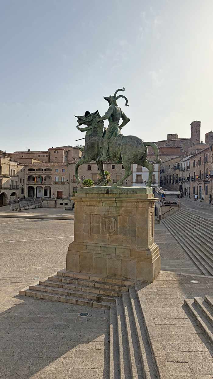 Qué ver en Trujillo, guía de la cuna de conquistadores y plató de Juego de Tronos 13 estatua Francisco Pizarro Trujillo, qué ver en Trujillo, qué ver en trujillo cáceres, qué ver en trujillo en un día, castillo de trujillo entradas, plaza mayor de trujillo, palacio de la conquista trujillo, iglesia santa maría la mayor trujillo, dónde comer en trujillo, hotel izan trujillo, aparcar en trujillo, aljibe de altamirano trujillo, casa museo pizarro trujillo, feria del queso trujillo, juego de tronos trujillo escenarios, iglesia san martín trujillo, rutas por trujillo y alrededores, palacio duques de san carlos trujillo, qué ver cerca de trujillo
