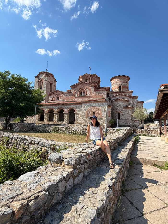 Qué ver en Ohrid: guía completa, mejores playas, rutas y mapa 7 Iglesia de San Clemente y San Panteleimón Ohrid Macedonia del Norte, qué ver en ohrid, qué ver en ohrid macedonia del norte, que ver en ohrid en un día, lago ohrid que ver y hacer, monasterio san naum ohrid como llegar, bahia de los huesos ohrid entradas, perlas de ohrid historia y donde comprar, iglesia san juan kaneo ohrid atardecer, mejores playas del lago ohrid, donde comer en ohrid pescado local, donde alojarse en ohrid zonas, como ir de skopje a ohrid en autobus, fortaleza de samuel ohrid vistas, anfiteatro de ohrid entradas, parque nacional galicica senderismo, que ver cerca de ohrid macedonia