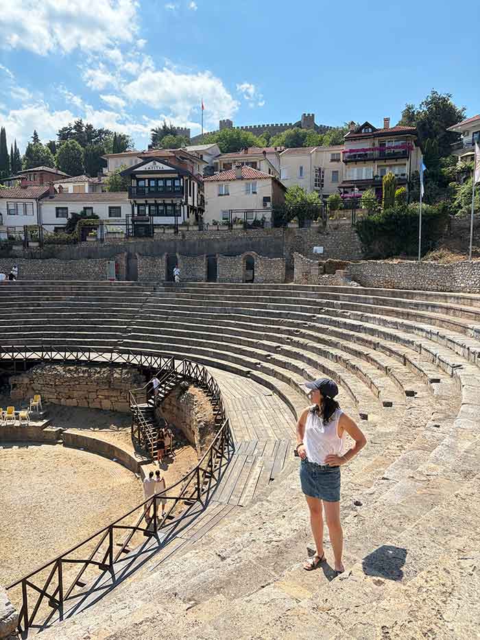 Qué ver en Ohrid: guía completa, mejores playas, rutas y mapa 6 Teatro Antiguo de Ohrid, Macedonia del Norte, qué ver en ohrid, qué ver en ohrid macedonia del norte, que ver en ohrid en un día, lago ohrid que ver y hacer, monasterio san naum ohrid como llegar, bahia de los huesos ohrid entradas, perlas de ohrid historia y donde comprar, iglesia san juan kaneo ohrid atardecer, mejores playas del lago ohrid, donde comer en ohrid pescado local, donde alojarse en ohrid zonas, como ir de skopje a ohrid en autobus, fortaleza de samuel ohrid vistas, anfiteatro de ohrid entradas, parque nacional galicica senderismo, que ver cerca de ohrid macedonia