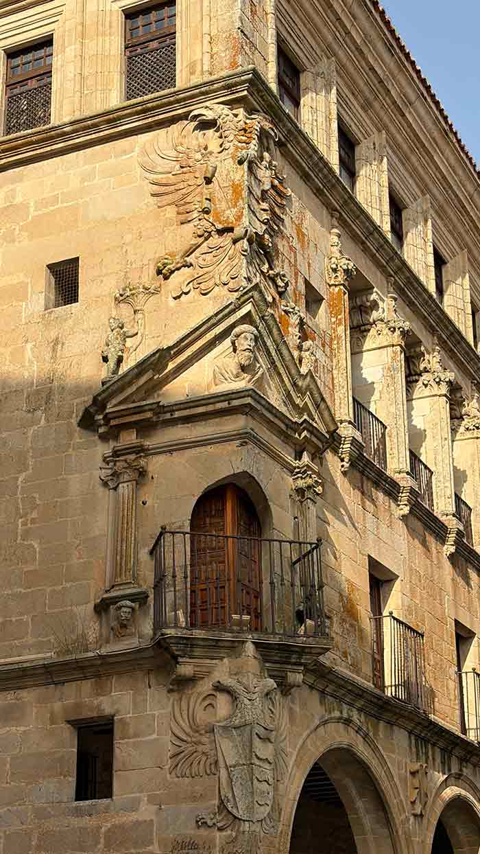 Qué ver en Trujillo, guía de la cuna de conquistadores y plató de Juego de Tronos 5 qué ver en Trujillo, qué ver en trujillo cáceres, qué ver en trujillo en un día, castillo de trujillo entradas, plaza mayor de trujillo, palacio de la conquista trujillo, iglesia santa maría la mayor trujillo, dónde comer en trujillo, hotel izan trujillo, aparcar en trujillo, aljibe de altamirano trujillo, casa museo pizarro trujillo, feria del queso trujillo, juego de tronos trujillo escenarios, iglesia san martín trujillo, rutas por trujillo y alrededores, palacio duques de san carlos trujillo, qué ver cerca de trujillo, Palacio de los duques de San Carlos