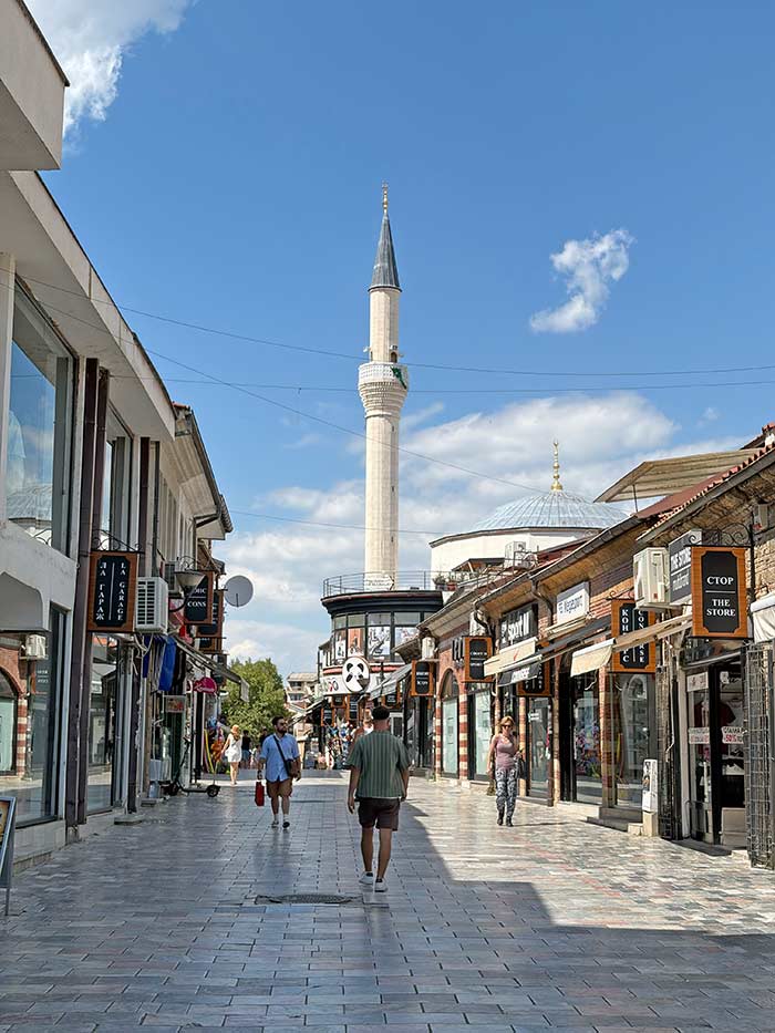 Qué ver en Ohrid: guía completa, mejores playas, rutas y mapa 9 Downtown Ohrid, qué ver en ohrid, qué ver en ohrid macedonia del norte, que ver en ohrid en un día, lago ohrid que ver y hacer, monasterio san naum ohrid como llegar, bahia de los huesos ohrid entradas, perlas de ohrid historia y donde comprar, iglesia san juan kaneo ohrid atardecer, mejores playas del lago ohrid, donde comer en ohrid pescado local, donde alojarse en ohrid zonas, como ir de skopje a ohrid en autobus, fortaleza de samuel ohrid vistas, anfiteatro de ohrid entradas, parque nacional galicica senderismo, que ver cerca de ohrid macedonia