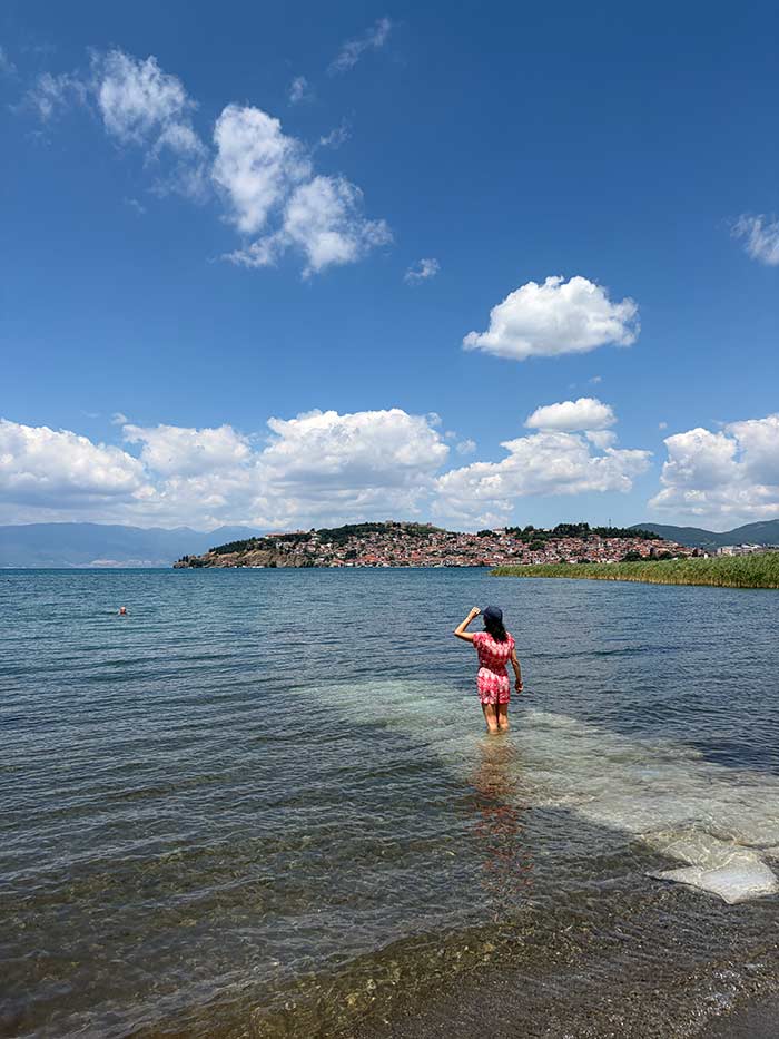 Qué ver en Ohrid: guía completa, mejores playas, rutas y mapa 11 mejores playas de Ohrid, qué ver en ohrid, qué ver en ohrid macedonia del norte, que ver en ohrid en un día, lago ohrid que ver y hacer, monasterio san naum ohrid como llegar, bahia de los huesos ohrid entradas, perlas de ohrid historia y donde comprar, iglesia san juan kaneo ohrid atardecer, mejores playas del lago ohrid, donde comer en ohrid pescado local, donde alojarse en ohrid zonas, como ir de skopje a ohrid en autobus, fortaleza de samuel ohrid vistas, anfiteatro de ohrid entradas, parque nacional galicica senderismo, que ver cerca de ohrid macedonia