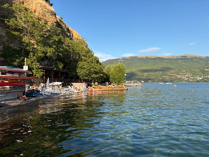Qué ver en Ohrid: guía completa, mejores playas, rutas y mapa 16 qué ver en ohrid, qué ver en ohrid macedonia del norte, que ver en ohrid en un día, lago ohrid que ver y hacer, monasterio san naum ohrid como llegar, bahia de los huesos ohrid entradas, perlas de ohrid historia y donde comprar, iglesia san juan kaneo ohrid atardecer, mejores playas del lago ohrid, donde comer en ohrid pescado local, donde alojarse en ohrid zonas, como ir de skopje a ohrid en autobus, fortaleza de samuel ohrid vistas, anfiteatro de ohrid entradas, parque nacional galicica senderismo, que ver cerca de ohrid macedonia