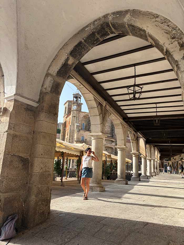 Qué ver en Trujillo, guía de la cuna de conquistadores y plató de Juego de Tronos 4 qué ver en Trujillo, soportales de arcos de medio punto y edificios nobiliarios en la Plaza Mayor de Trujillo, Cáceres, Extremadura